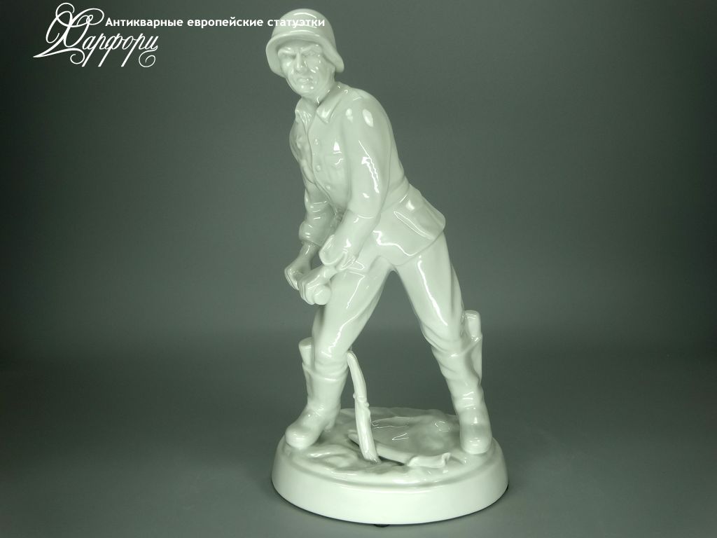 Купить фарфоровую статуэтку KARL ENS Немецкий солдат с гранатой